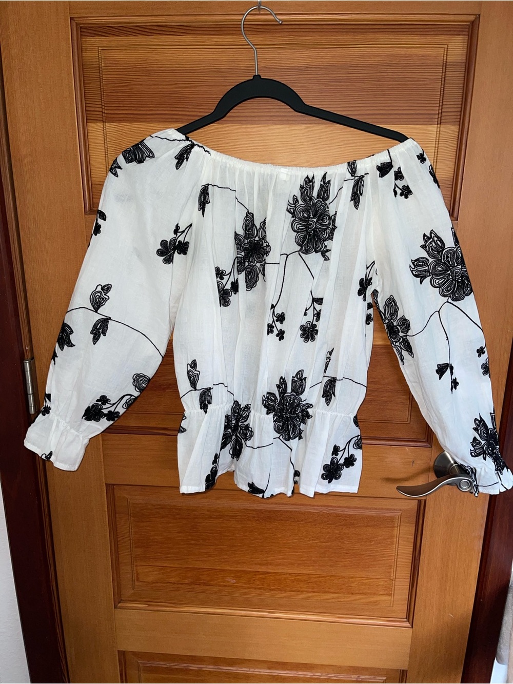 Black & White Off-Shoulder Floral Peasant Top - NWOT - Large